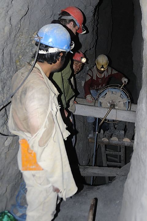 080801-07.jpg - Mineurs au travail