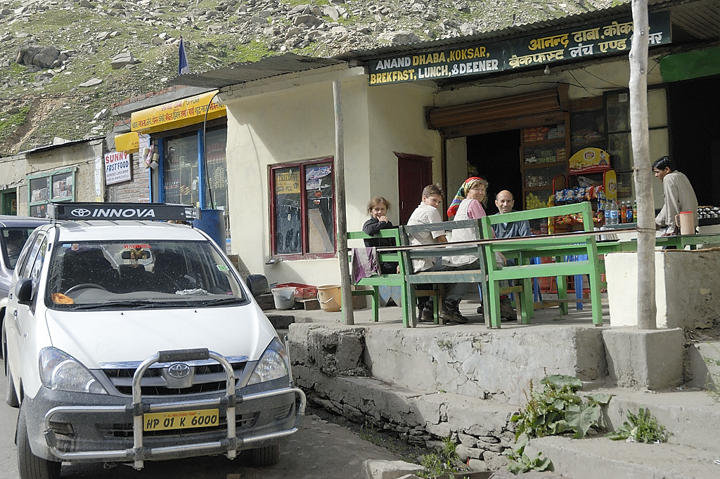 060724-03.jpg - Khoksar : pause au pied du Rohtang La