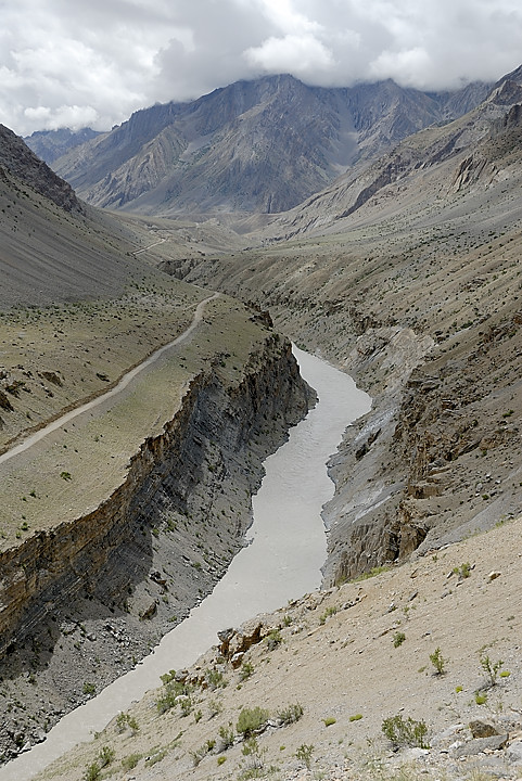 060807-01.jpg - Valle de la Zanskar et route depuis la monte au Parfi La