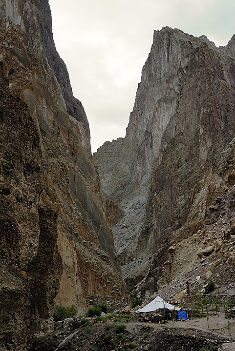 060811-14.jpg - Gorges en aval d'Hanupatta