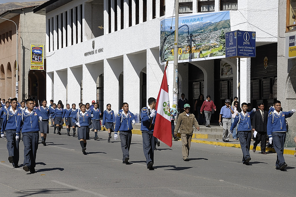 070708-01.jpg - D�fil� des �coles