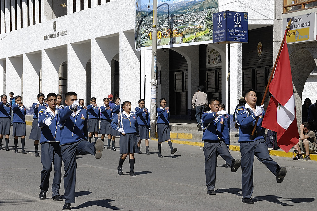 070708-02.jpg - D�fil� des �coles