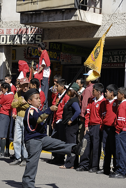 070708-04.jpg - D�fil� des �coles