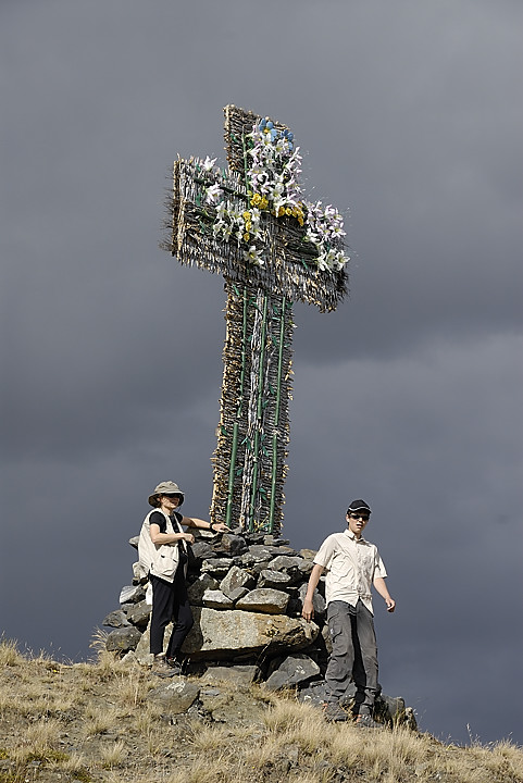 070708-12.jpg - Croix au dessus du village