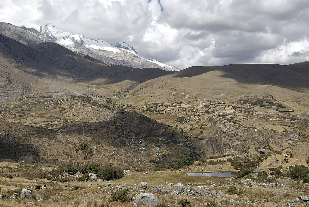 070709-06.jpg - Village de Pitec depuis le bas de la descente, vue en direction des Nevados Huantsan et Rurec