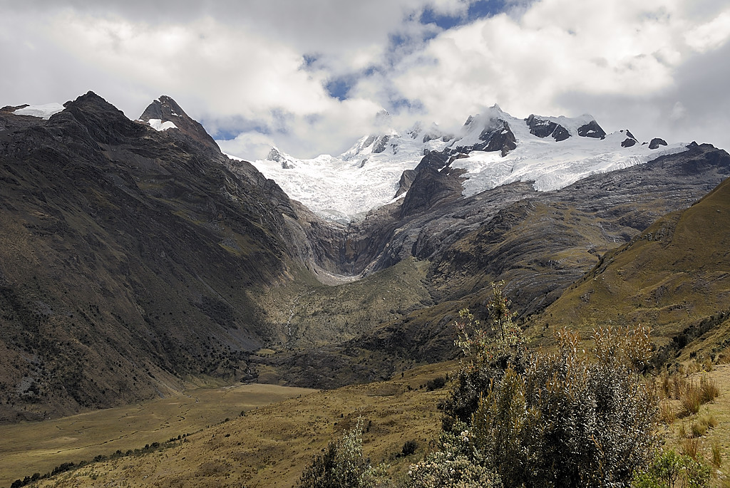 070713-07.jpg - Plaine de Tuctubamba et nevado Taulliraju