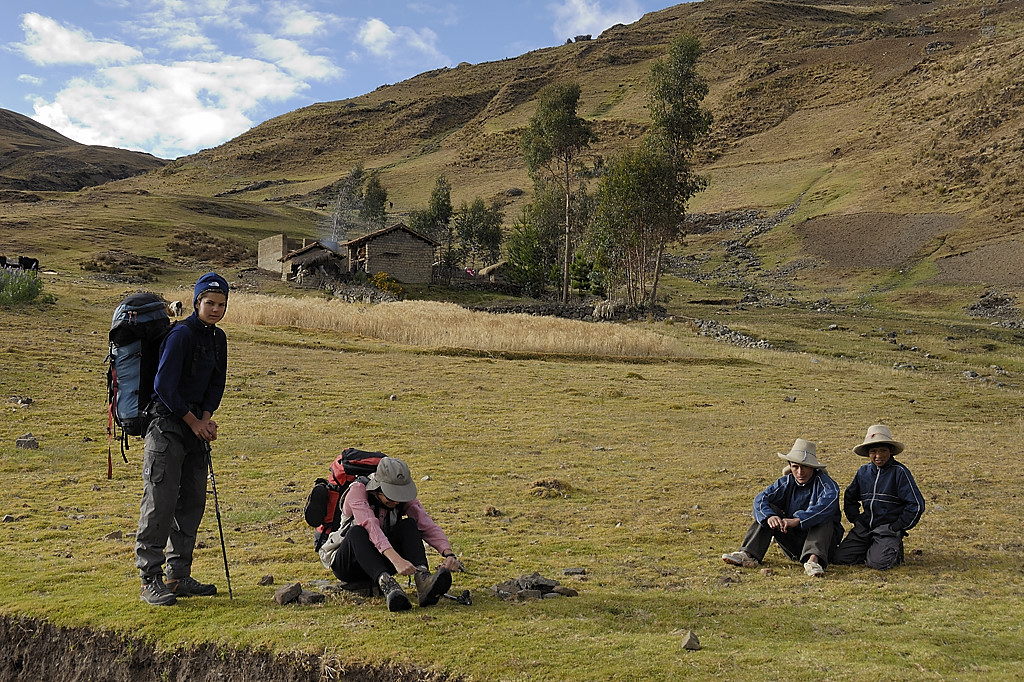 070714-02.jpg - Pishgopampa : enfants de la maison � c�t� de laquelle nous avons camp�