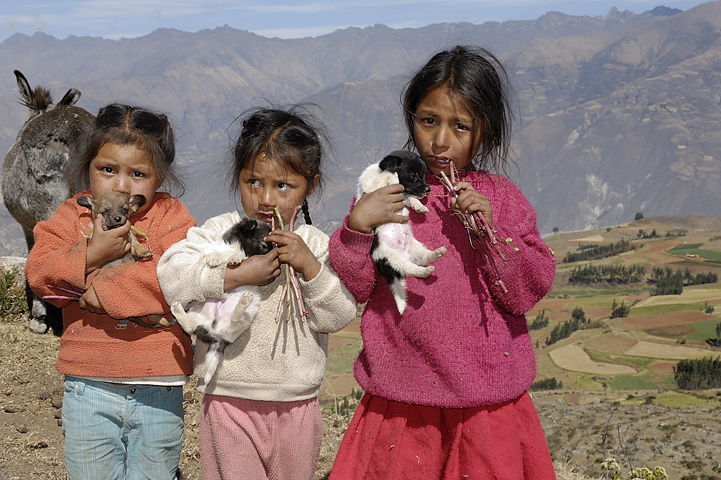 070717-07.jpg - Fillettes au dessus de Hualcayan