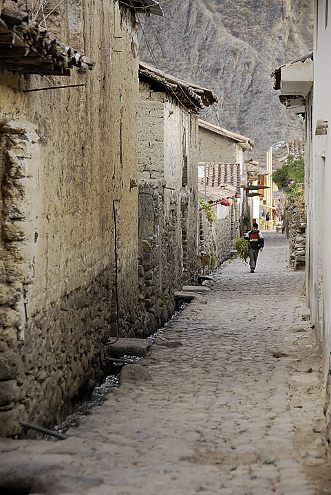 070721-07.jpg - Ollantaytambo, ruelle