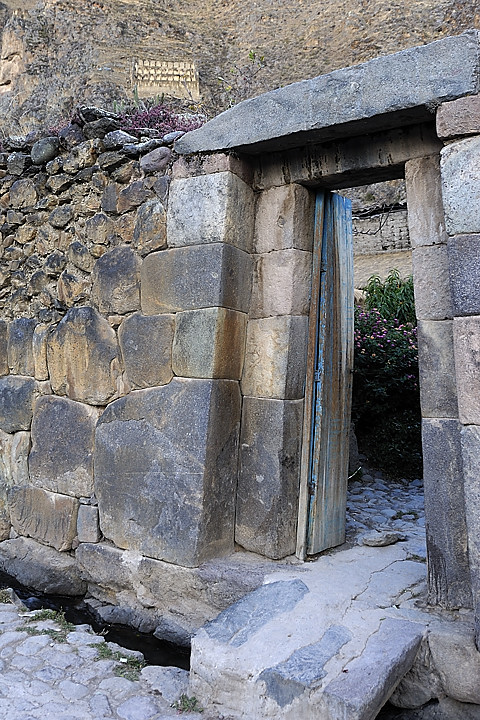 070721-10.jpg - Ollantaytambo, porte de cour