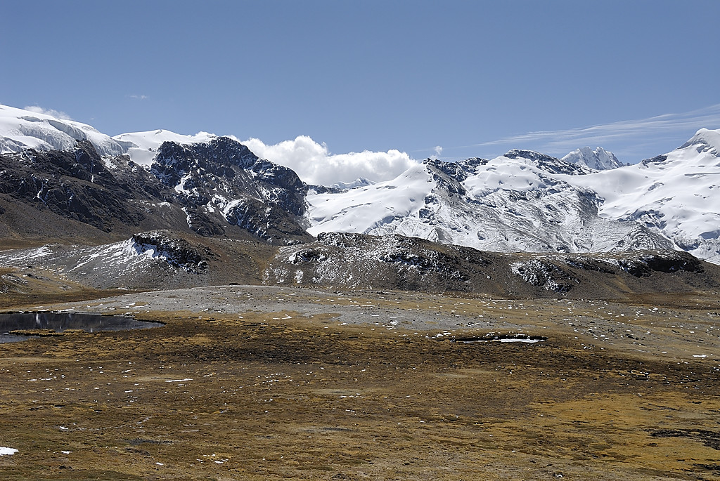 070727-34.jpg - Descente sur la laguna Sibinacocha : chaine Pico-Tres Chumpe Montura