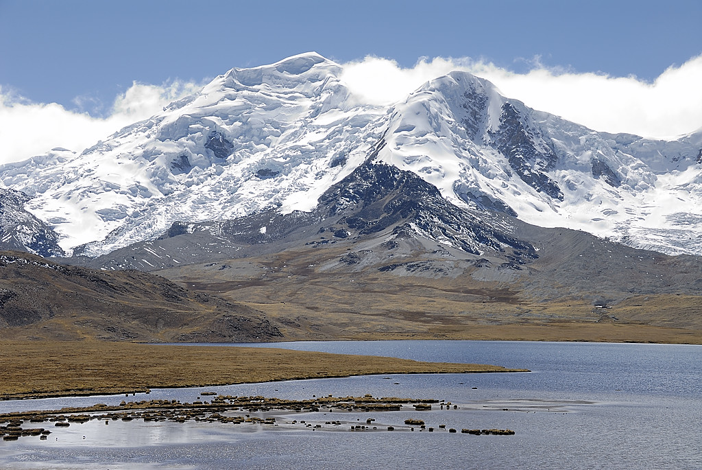 070728-25.jpg - Le long de la laguna Ccasccara : nevado Montura