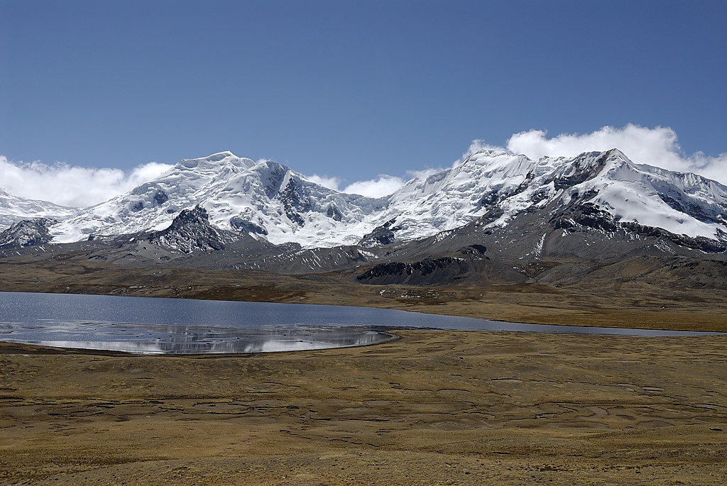 070728-30.jpg - Le long de la laguna Ccasccara : nevado Montura