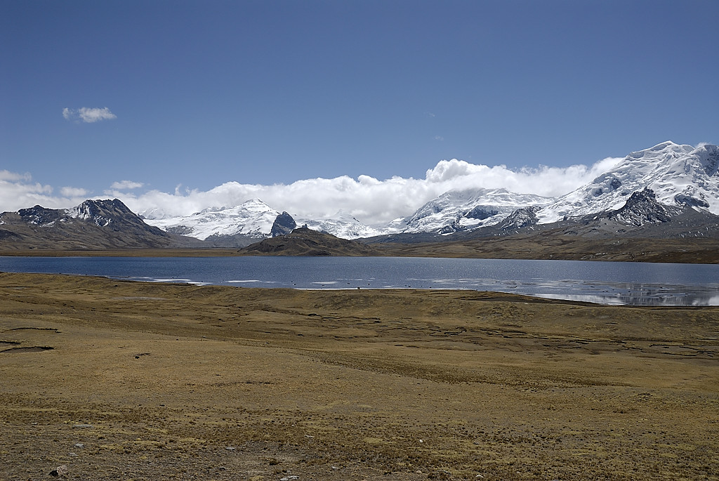 070728-31.jpg - Le long de la laguna Ccasccara : nevado Montura