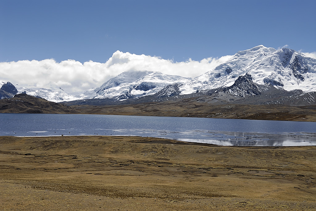 070728-33.jpg - Le long de la laguna Ccasccara : nevado Montura