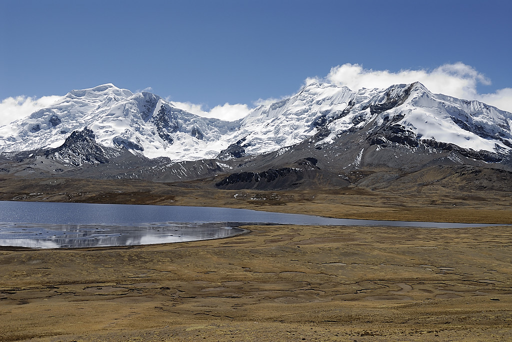 070728-34.jpg - Le long de la laguna Ccasccara : nevado Montura