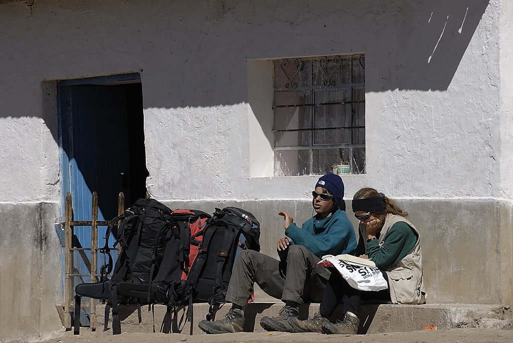 070729-01.jpg - Phinaya : attente devant le restaurant