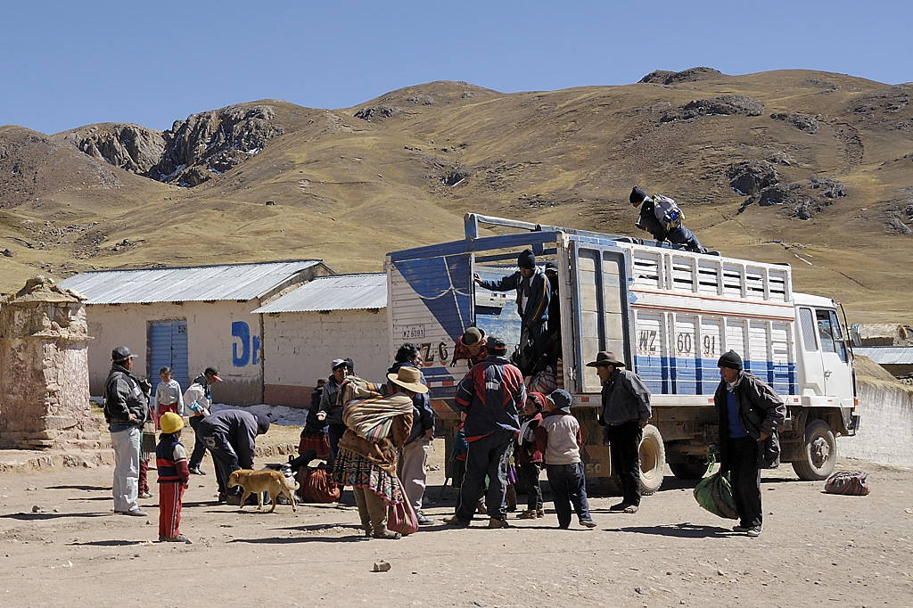 070729-02.jpg - Phinaya : arriv�e du camion