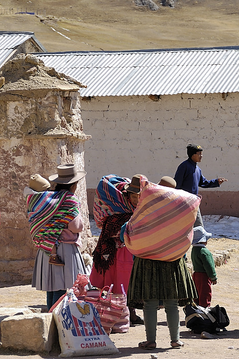 070729-03.jpg - Phinaya : chargement du camion