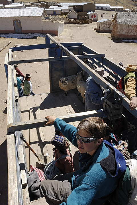 070729-04.jpg - Phinaya : chargement du camion