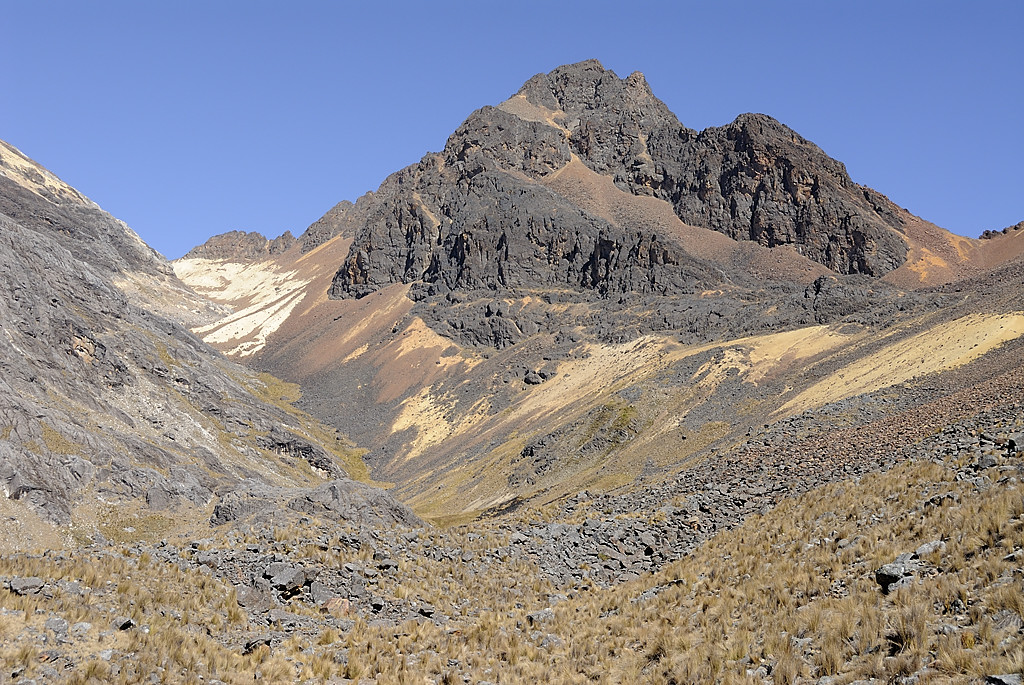 080723-11.jpg - Descente dans la vall�e de la Janq'Uma : paso Wila Quta (� droite)