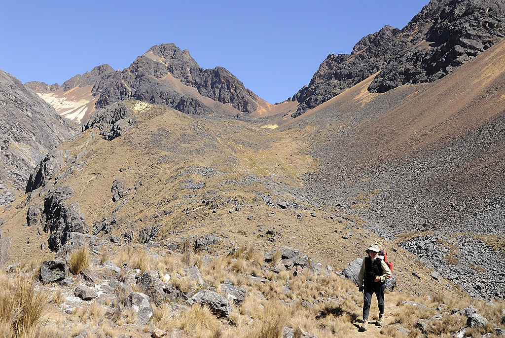 080723-12.jpg - Descente dans la vall�e de la Janq'Uma : paso Wila Quta (� droite)
