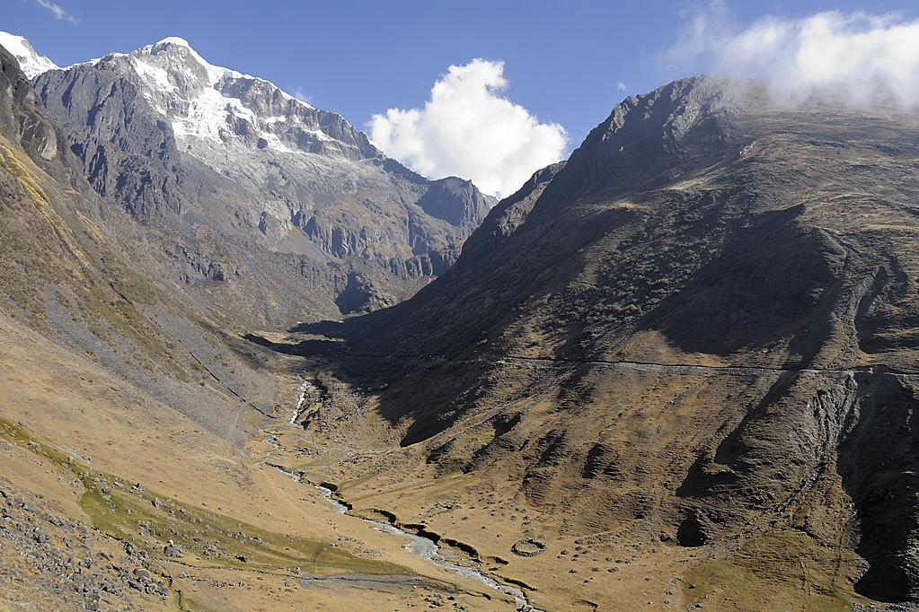 080723-18.jpg - Mont�e au dessus de l'Estancia Utana Pampa : vall�e de la Janq'Uma et massif de l'Illampu