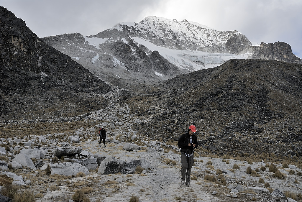 080725-16.jpg - Descente dans la vall�e du rio Chiguini : sommets du Grupo Warawarani