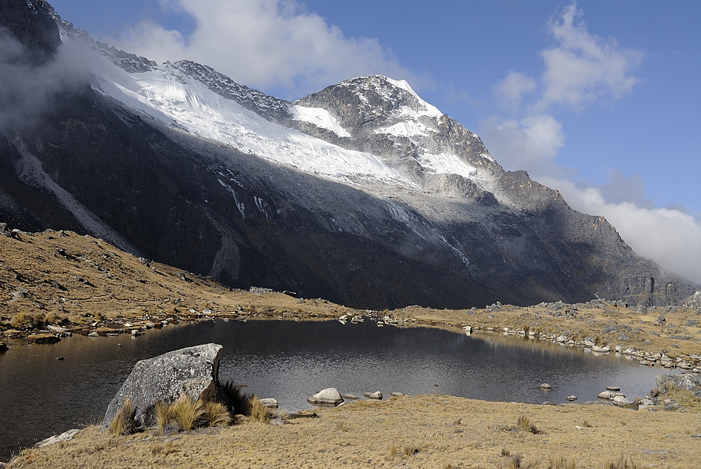 080725-17.jpg - Descente dans la vall�e du rio Chiguini : nevado Killibirti