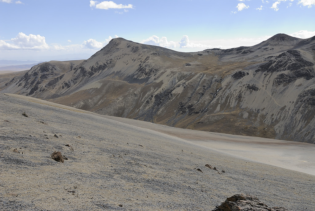 080728-21.jpg - Mont�e au col entre la Sistana Quta et la Juri Quta : vue sur le col Milluni
