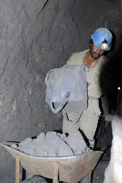 080801-08.jpg - Mineurs au travail