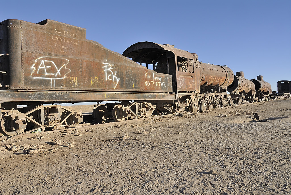 080802-34.jpg - Uyuni, cimeti�re de trains