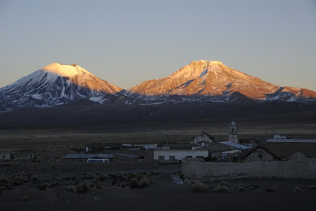 080810-01.jpg - Lever de soleil sur Parinacota et Pomerape