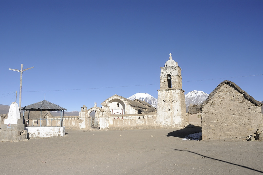 080810-03.jpg - Parinacota, Pomerape, �glise de Sajama