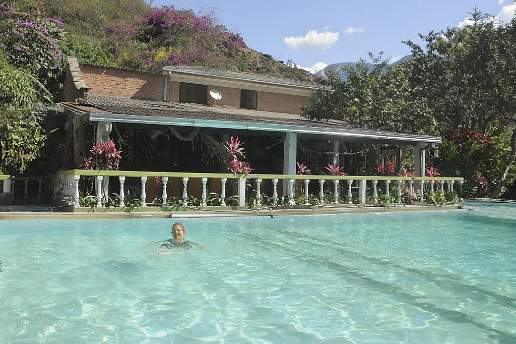 080814-48.jpg - Coroico : laver la poussi�re dans la piscine.