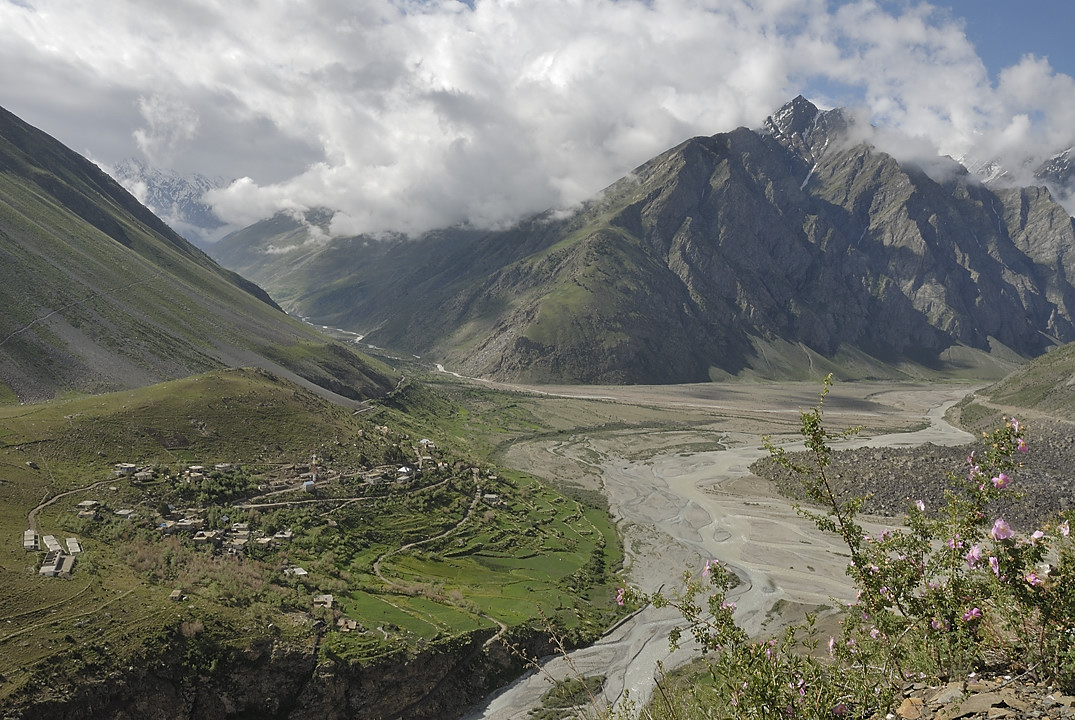 090715-04.jpg - Village de Darcha depuis la route