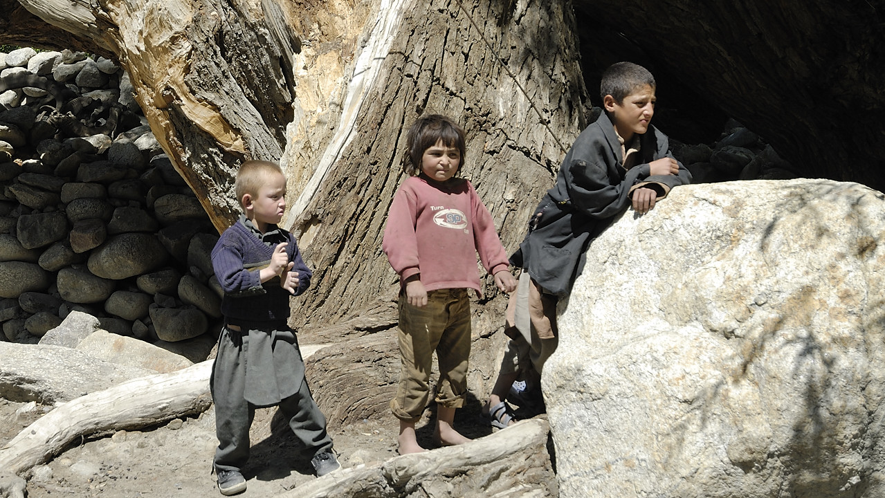 100801-105328.jpg - Yamit, pause pour la distribution d'affiches �lectorales