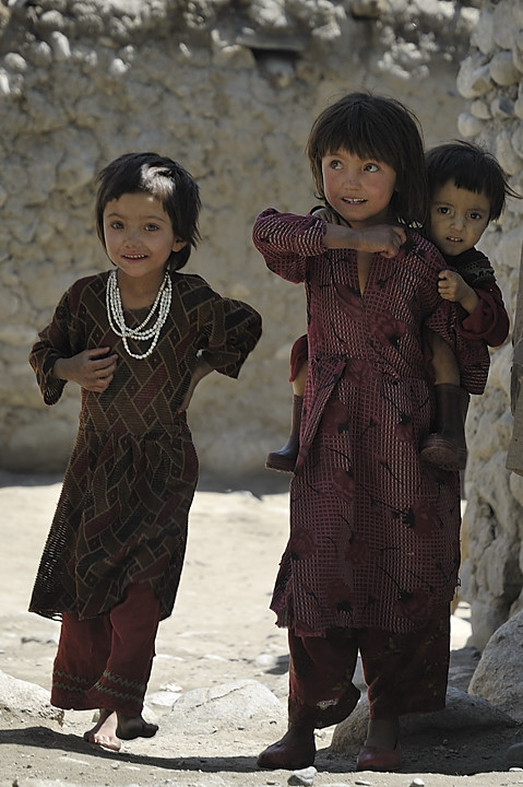 100801-105614.jpg - Yamit, pause pour la distribution d'affiches �lectorales