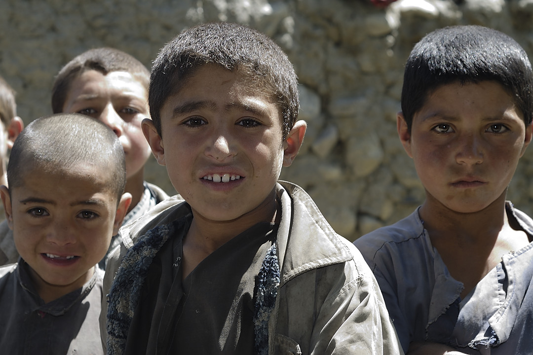 100801-110457.jpg - Yamit, pause pour la distribution d'affiches �lectorales