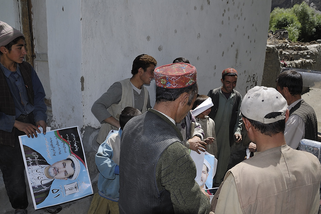 100801-111144.jpg - Yamit, pause pour la distribution d'affiches �lectorales