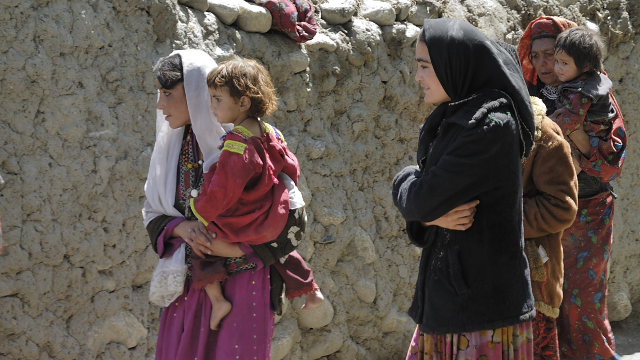 100801-111318.jpg - Yamit, pause pour la distribution d'affiches �lectorales