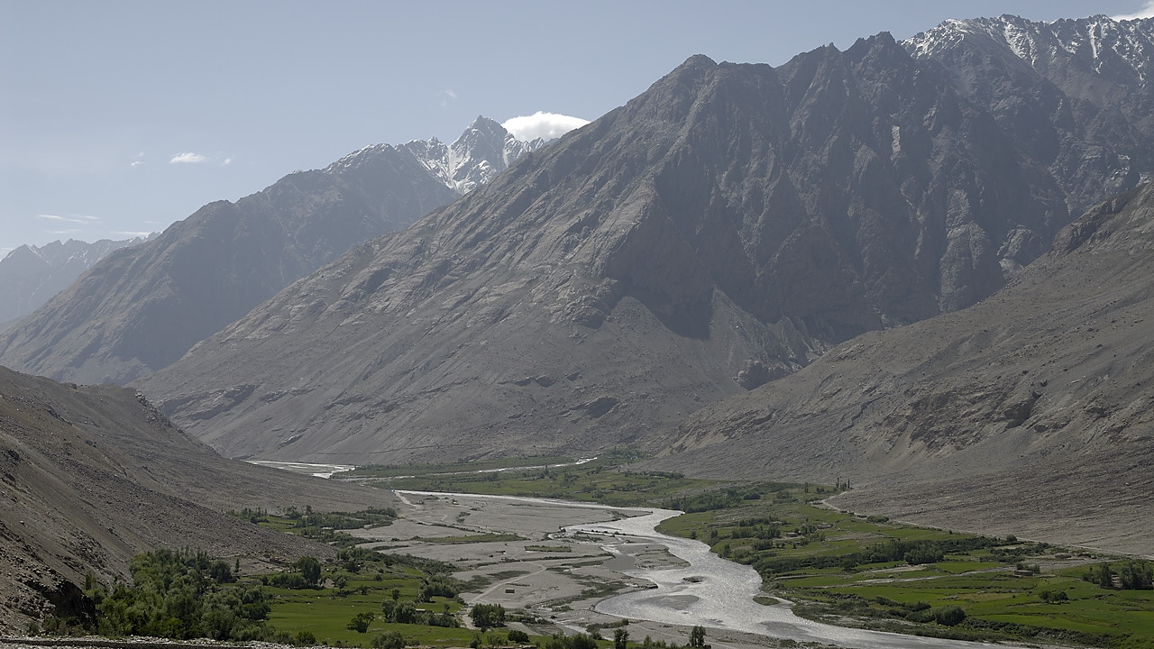 100802-094059.jpg - Champs autour de Wazit,rivi�re Wakhan
