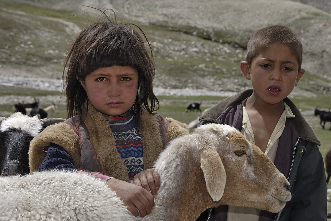 100803-105709.jpg - Bergers sous le Kota i Wazit