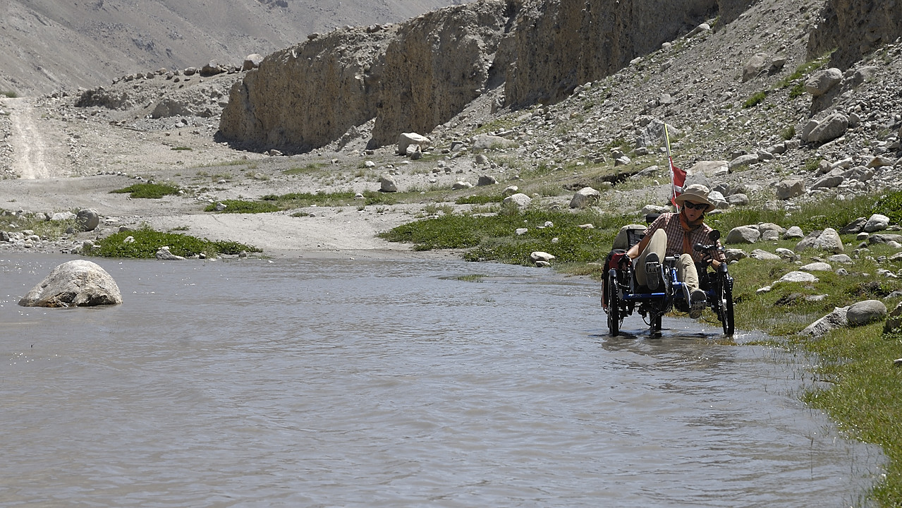 100806-111459.jpg - La rivi�re est particuli�rement haute et submerge la route par endroits