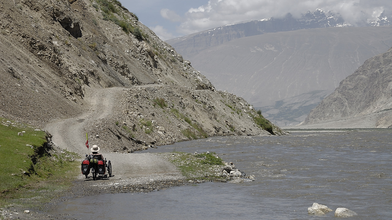 100806-111743.jpg - La rivi�re est particuli�rement haute et submerge la route par endroits