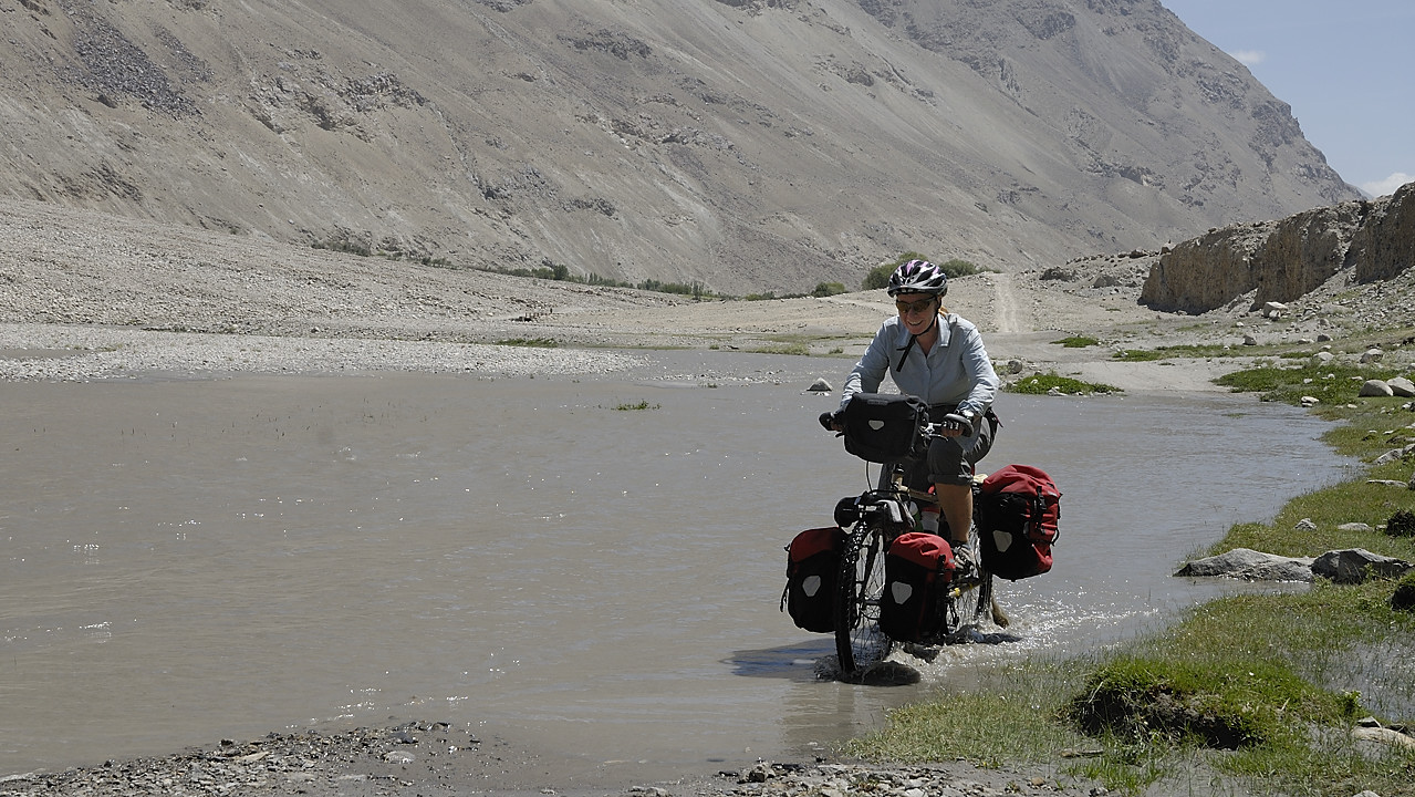 100806-111839.jpg - La rivi�re est particuli�rement haute et submerge la route par endroits