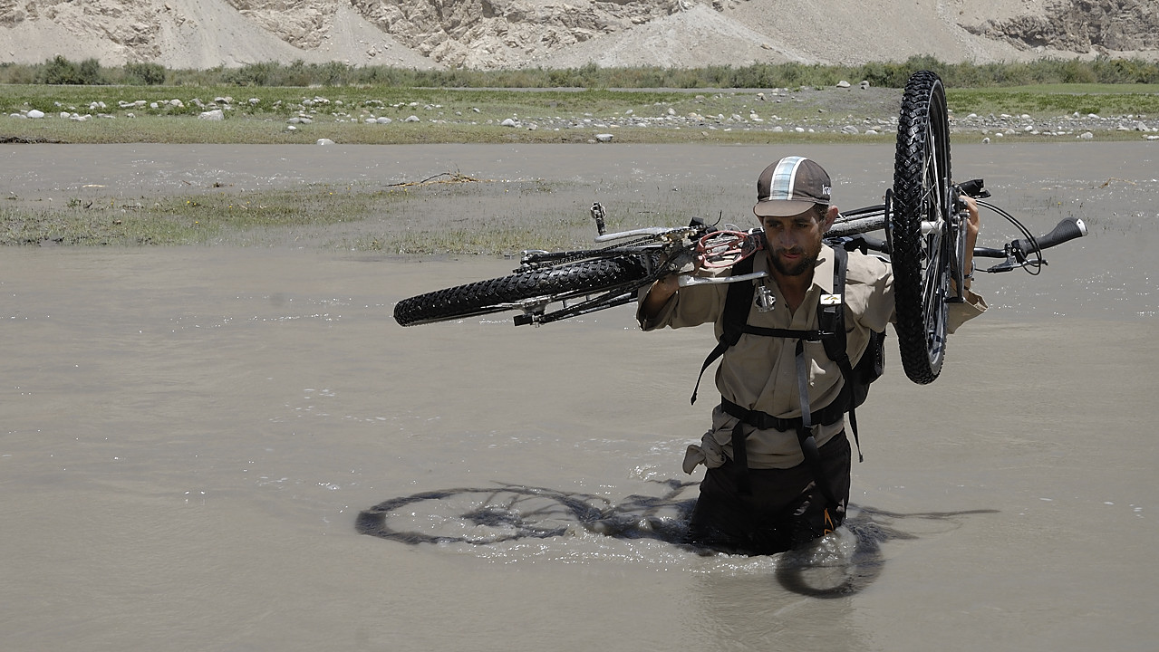 100806-121717.jpg - Route submerg�e par la Wakhan