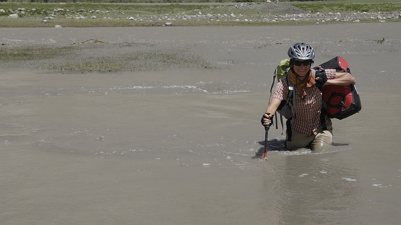 100806-121800.jpg - Route submerg�e par la Wakhan