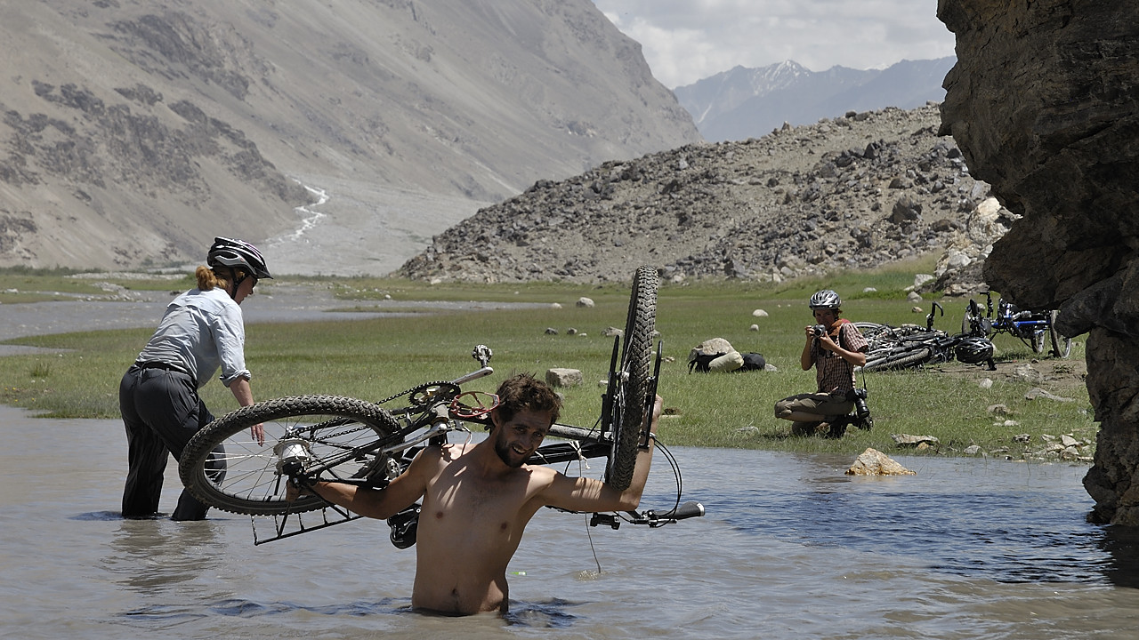 100806-124552.jpg - Route submerg�e par la Wakhan