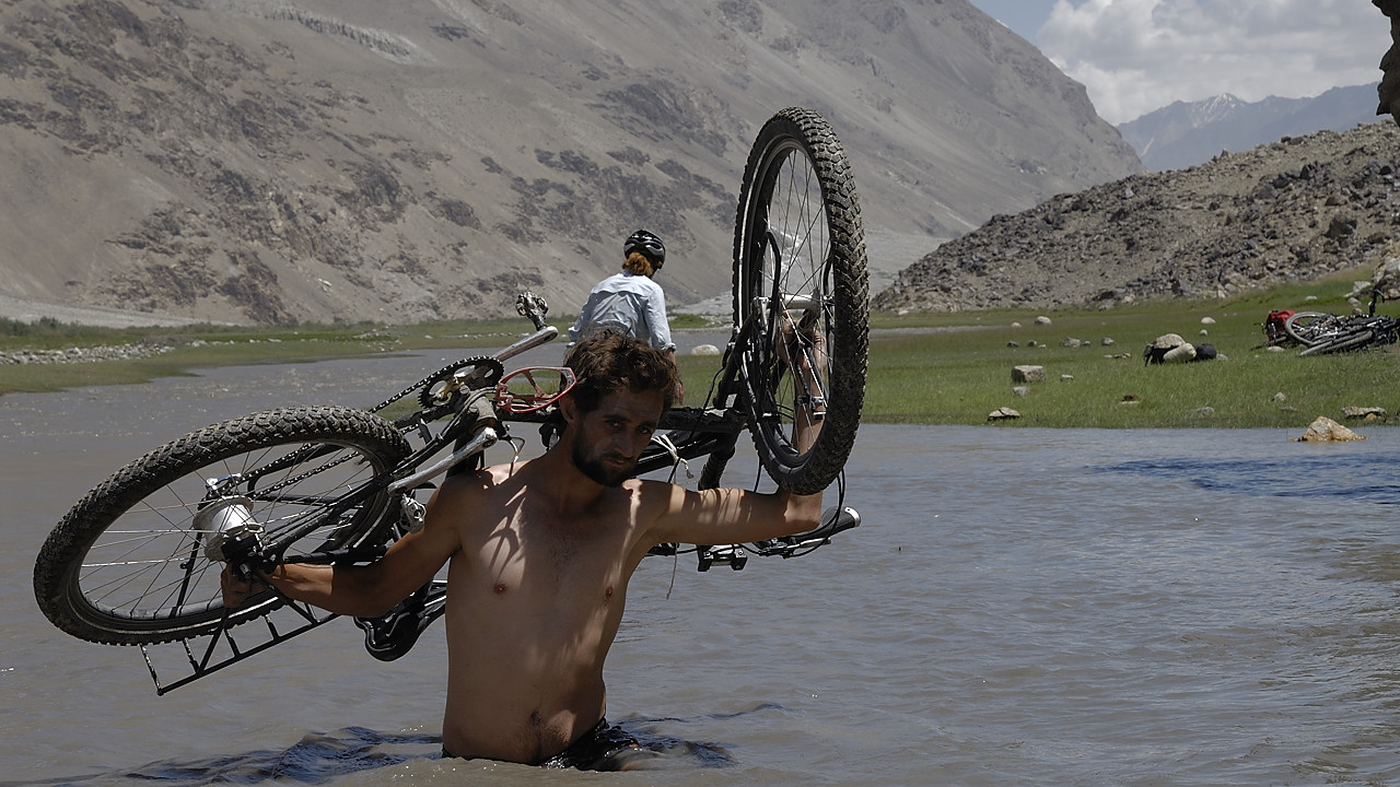 100806-124604.jpg - Route submerg�e par la Wakhan